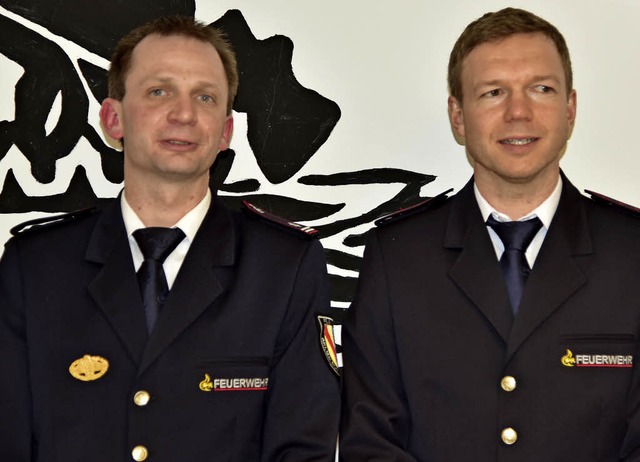 Fr 25 Jahre aktive Feuerwehr wurden g... Schillinger (links) und Frank Mnner.  | Foto: Hans Meidhof