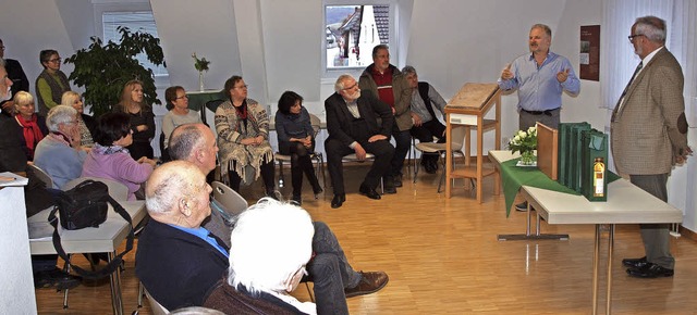 Archologe Bertram Jenisch erklrt die Fundstcke im Rathaus in Wagenstadt.  | Foto: Michael haberer