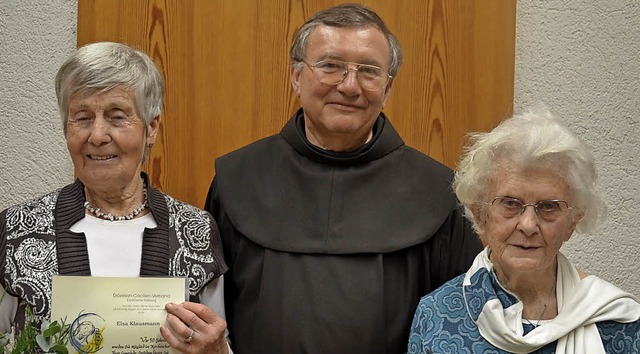 Elsa Klausmann (links) und Martha Knp...St. Leodegar von Pater Marian geehrt.   | Foto: Liane Schilling