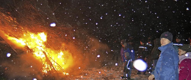 Schneetreiben begleitete anfangs das Fasnetfeuer.  | Foto: Erhard Morath