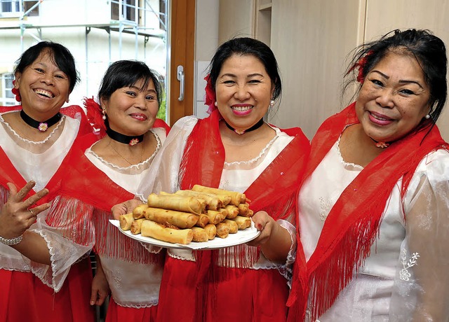 Die vier Philippininnen brachten Farbe...d verwhnten die Simonswlder Frauen.   | Foto: Horst Dauenhauer