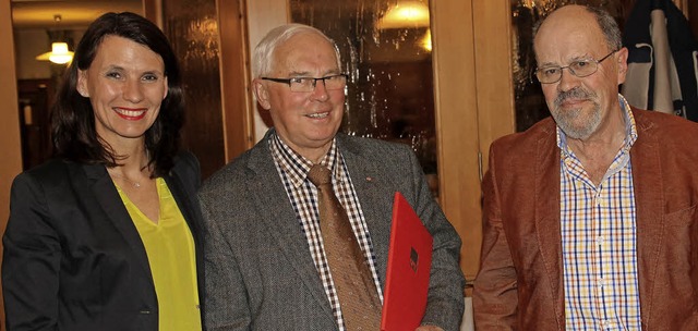 Wolfgang Hrr (Mitte) ist seit 40 Jahr...itzender des SPD-Ortsvereins Tiengen.   | Foto: Dinort