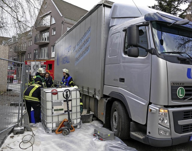 Die Feuerwehr beim Abpumpen   | Foto: Mark Alexander