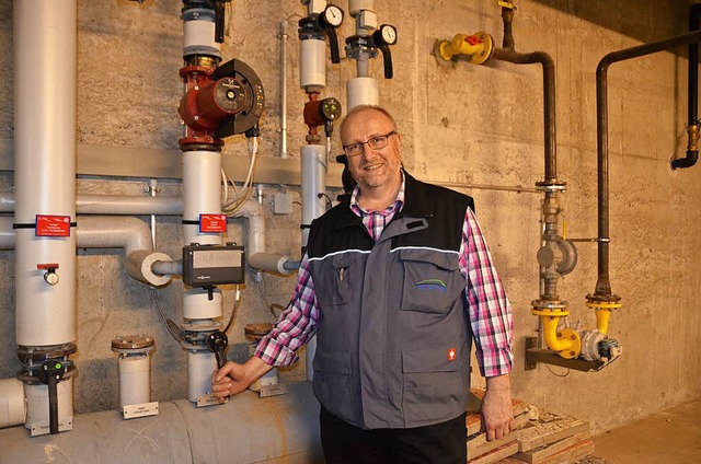 Manfred Pfaff im Keller der Hans-Thoma-Schule  | Foto: Hugenschmidt