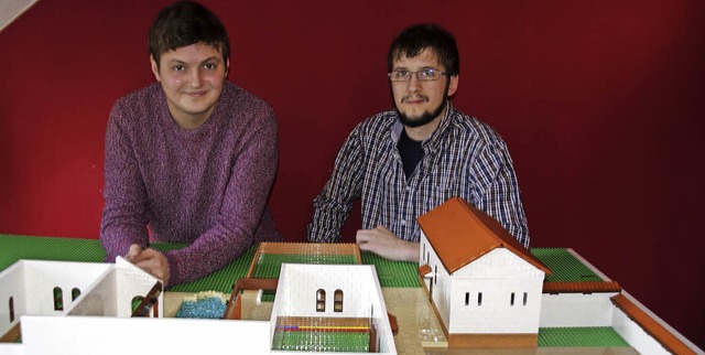Die Lego-Baumeister und Geschichtsstud...liver Isensee (links) und Kevin Walter  | Foto: Martin Pfefferle