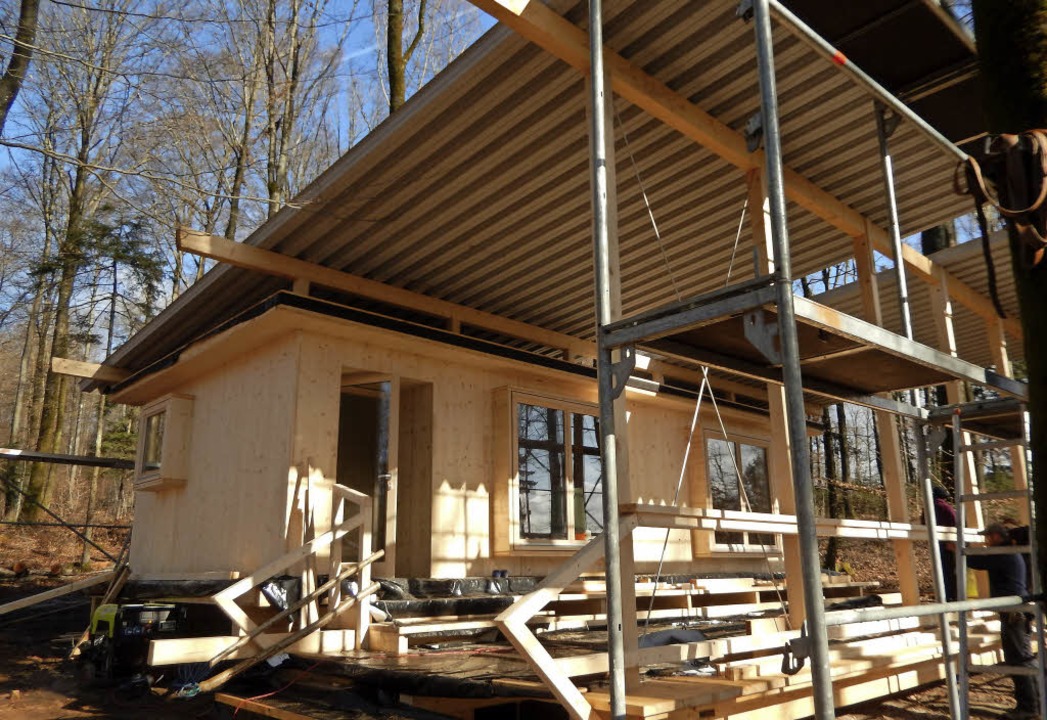 Passend: Die neue Schutzhütte ist größtenteils  aus Holz.  | Foto: Katharina Maß