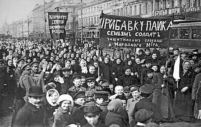 Demonstrierende Fabrikarbeiterinnen in Petersburg 1917  | Foto: Wikipedia (Museum fr  Geschichte Russlands)