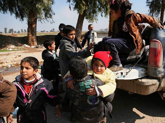 Soldaten  bringen Kinder und Familien ...mpfen im Westen Mossul geflohen sind.   | Foto: dpa