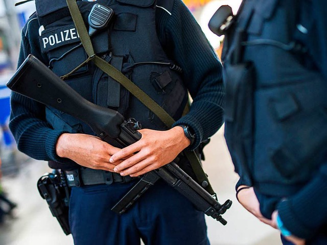 Mit Maschinenpistolen bewaffnete Poliz...uf Streife am  Hauptbahnhof in Mnchen  | Foto: dpa