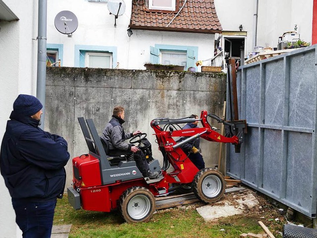 Eine Stahlplatte trennt nun beide Grundstcke voneinander.   | Foto: Mark Alexander