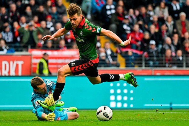 Der Moment, in dem Florian Niederlechn... austrickst und danach zum 1:1 trifft.  | Foto: dpa