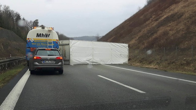 Lkw umgekippt: Stau auf der A98 bei Lrrach  | Foto: Maja Tolsdorf