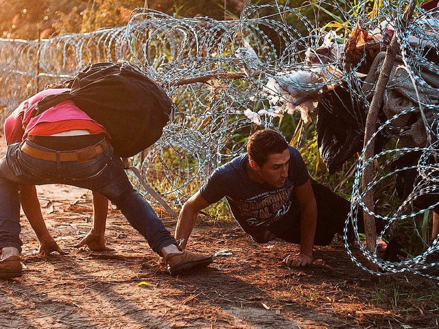 Flchtlinge durchbrechen 2015 die Absp...der Grenze zwischen Ungarn und Serbien  | Foto: dpa