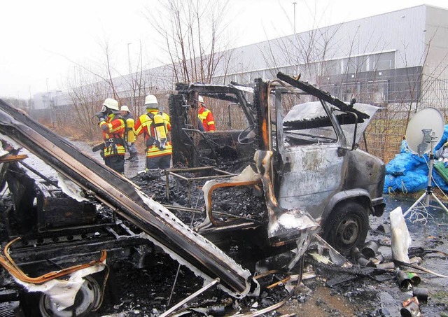 Das Wohnmobil brannte vllig aus  | Foto: Polizei