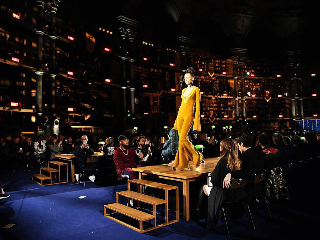 Ein Model prsentiert  in Paris whrend der Paris Fashion Week 2017 eine Kreation der Sngerin undDesignerin Rihanna aus ihrer Herbst/Winter Kollektion 2017/2018 fr das Label Fenty.