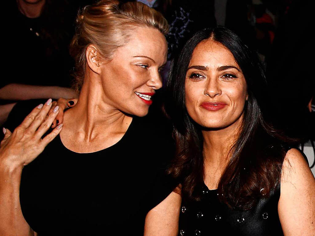 US-Schauspielerin Pamela Anderson (links) und Schauspielerin Salma Hayek besuchen die Schau von Stella McCartney