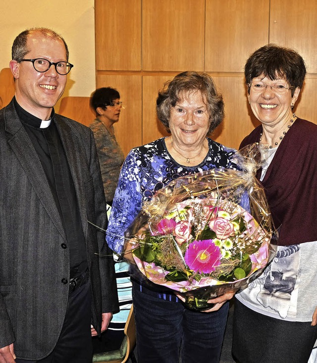 Helga Hrtenstein (Mitte) wurde von  R...es Engagement im Kirchenchor  geehrt.   | Foto: noe