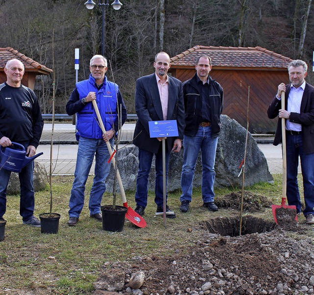 Walter Mhrle (Vorsitzender des SV Wie...me auf dem Rathausgelnde in Tegernau.  | Foto: ZVG