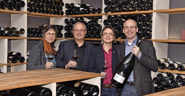 Zwei Generationen der Winzerfamilie Sc...freuen sich ber das neue Weinarchiv.   | Foto: Thomas Rhenisch