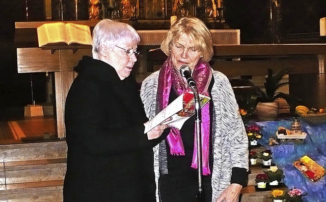 Ingrid Spielberger und  Marlene Kech l...tholischen Pfarrkirche einige Gebete.   | Foto: Gertrud Rittner