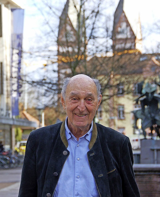Louis Fischer (87) auf dem Lindenplatz...rche, die einst sein Grovater baute.   | Foto: Hubert Rderer