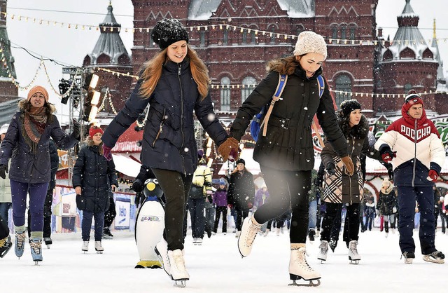 Russinnen auf dem Roten Platz in Moskau   | Foto: AFP