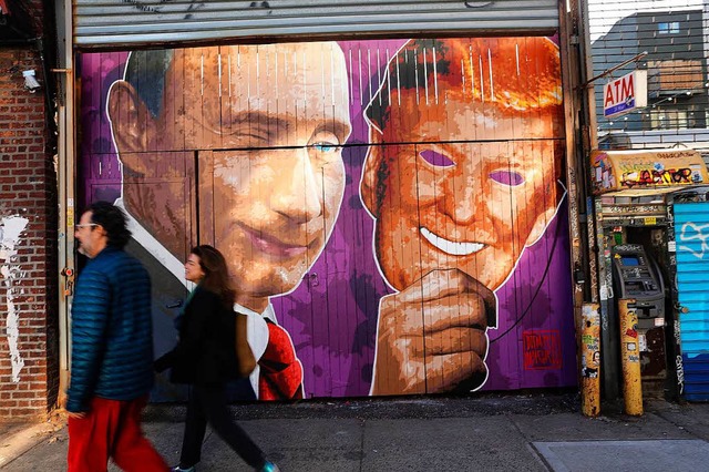 Straenkunst in New York: Putin mit einer Trump-Maske in der Hand.    | Foto: AFP