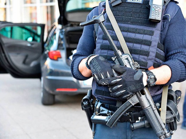 Ein Polizist mit einer Maschinenpistole in Heidelberg   | Foto: dpa