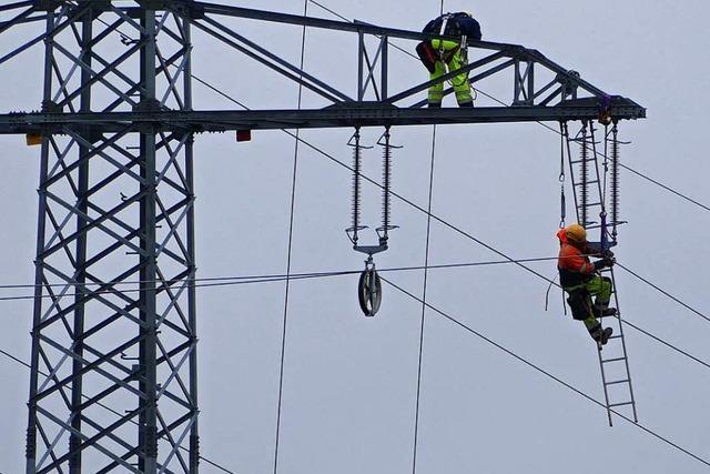 Wutachschlucht: Arbeiter sichern gefhrdete Hochspannungsleitung