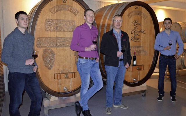 Das Team im Weinkeller unter der Vinot...Georg Moosmann, Lukas Gring (v. li.)   | Foto: Bayer