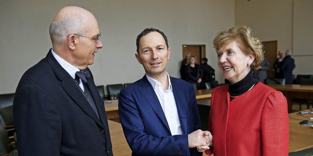Professor Thomas Grob, der neue Vizere...orin  Andrea Schenker-Wicki entgegen.   | Foto: Uni Basel