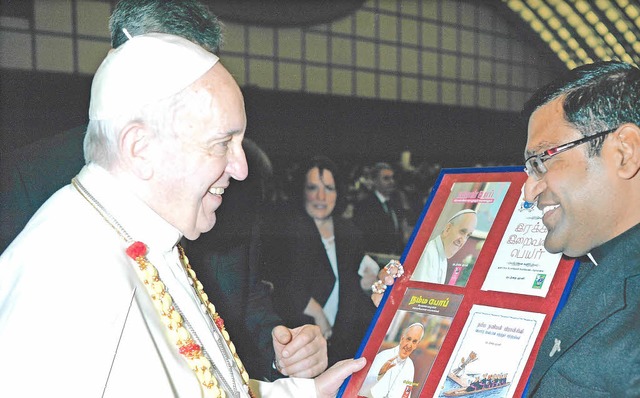 Vikar Gnani Raj Lazar aus Indien stell...kan Papst Franziskus seine Werke vor.   | Foto: Privat