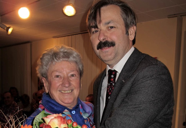 Liesel Lauber (links)  war die gute Se...n Geschenkkorb und einen Blumenstrau.  | Foto: Jutta Schtz