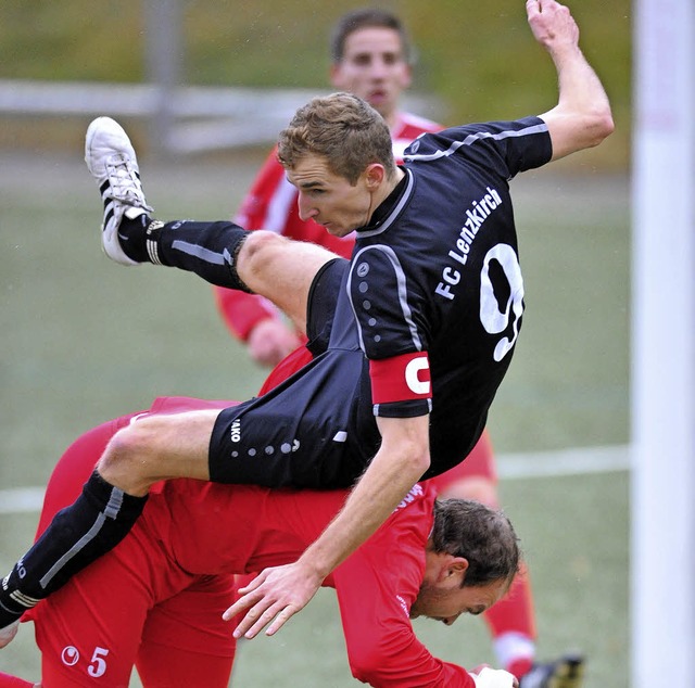 Fuballer mssen manchmal aufsssig se...inger Dennis Klein zu einem Bckling.   | Foto: scheu