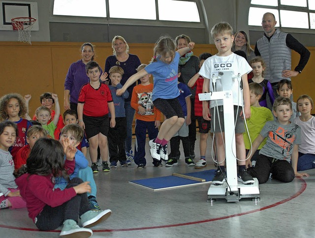 Die Klasse 1b der Fridolinschule stellt sich dem Fitnesstest.   | Foto: Ganter
