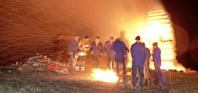 Nach langen Vorbereitungen brennt das Scheibenfeuer.   | Foto: Krieger/Seeger/Eggstein