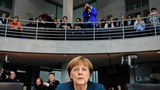 Angela Merkel will vom Abgasskandal zum ersten Mal im Radio  gehrt haben.   | Foto: dpa