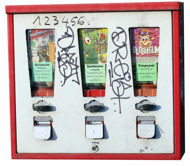 Ein Kaugummi-Automat wie man ihn kennt...ngierten Automaten mit Kunst befllt.   | Foto: dpa