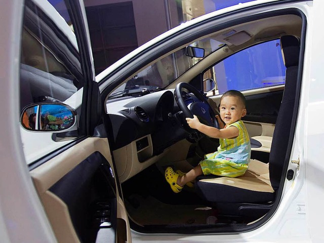 Schau mal, wer da lenkt! Ein Kind spie...Nummer zwei der chinesischen Branche.   | Foto: dpa