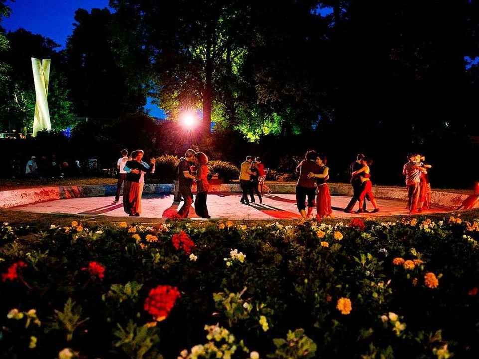 Der Brunnen ist  vor allem an Sommerab...punkt von  verschiedenen Tanzgruppen.   | Foto: privat