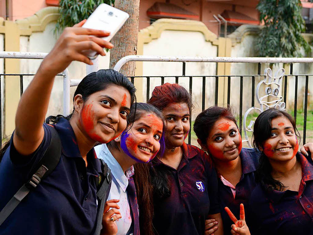 Studenten machen Selfies beim Holi-festival im indischen Siliguri.