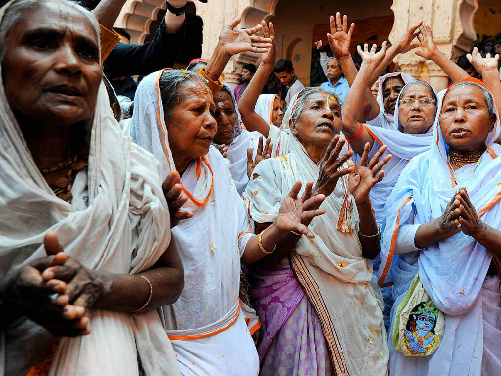 Von den hinduistischen Witwen wurde erwartet, dass sie den Rest ihres Lebens in stiller Andacht verbringen, nur in wei gekleidet.