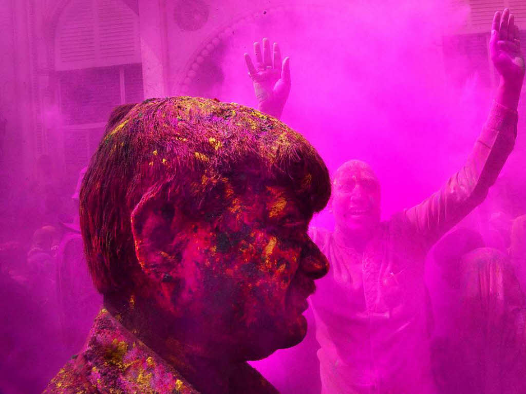 Mit Farbe beschmierte hinduistische Mnner nehmen am Donnerstag am Gopinath Tempel in Vrindavan, an den Feierlichkeiten beim Holi-Frhlingsfest teil.