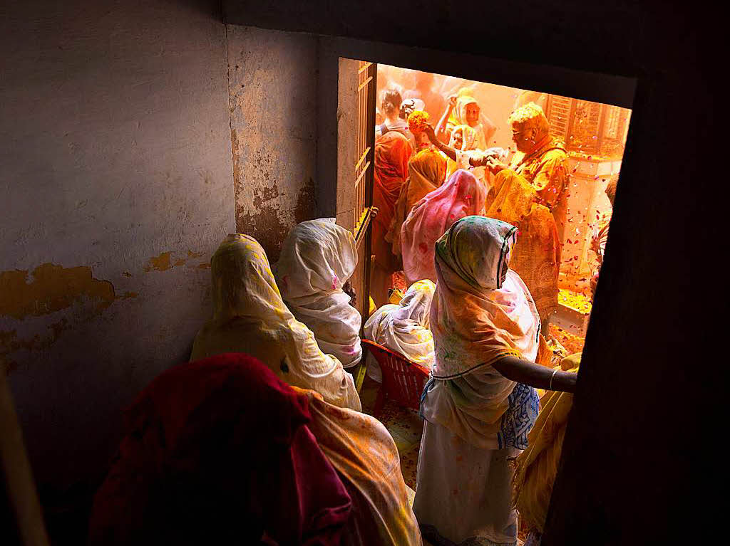 Hinduistische Witwen bewerfen sich am Donnerstag am Gopinath Tempel in Vrindavan