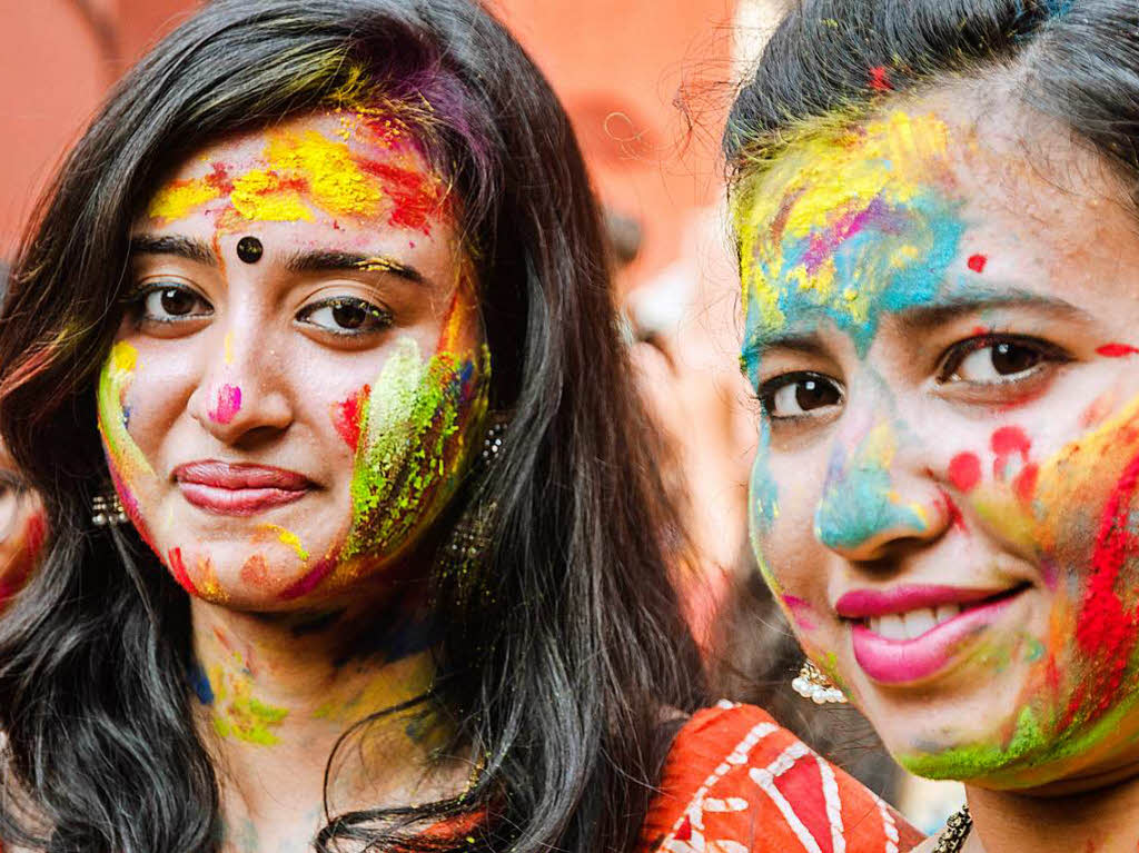 Studenten der Rabindra Bharati-Universitt feiern das religise Holi-Fest auf dem Uni-Campus in Kolkata (Indien).