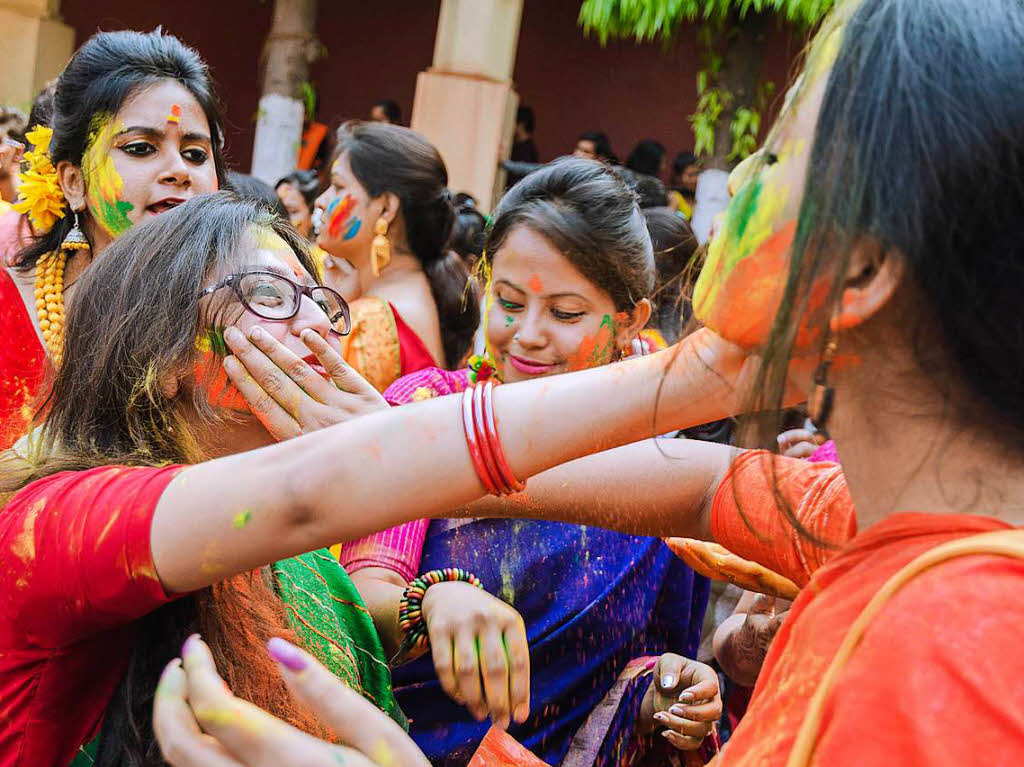 Studenten der Rabindra Bharati-Universitt feiern das religise Holi-Fest auf dem Uni-Campus in Kolkata (Indien).
