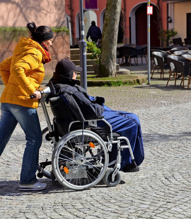 Fr Rollstuhlfahrer und Rollatornutzer... der Fugngerzone verlegte Pflaster.   | Foto: Gerhard Walser