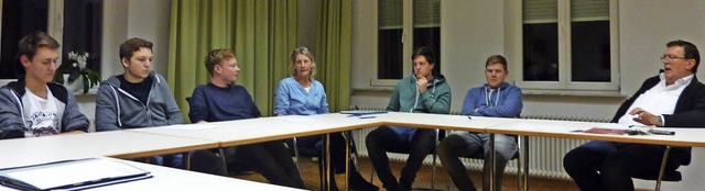 Zur Diskussion mit Gemeinderat und Br...ter des Vereins Jugendraum erschienen.  | Foto: Leonie Meyer