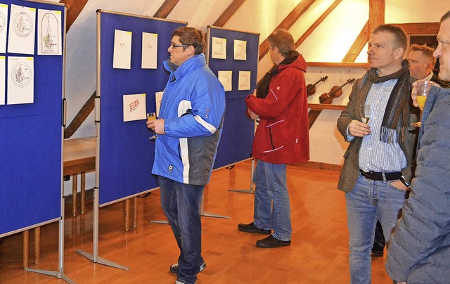 Die Jury betrachtet die Entwrfe fr d...o zur 1200-Jahrfeier auf Stellwnden.   | Foto: Liane Schilling