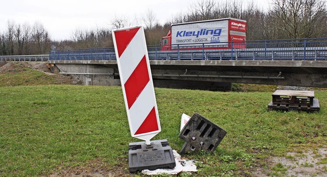 Warnbaken zeugen von der langwierigen ...beiten am Montag wieder aufgenommen.    | Foto: Barbara Schmidt